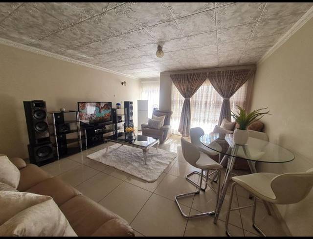 2 BEDROOM APARTMENT FOR SALE IN VANDERBIJLPARK CE 2..